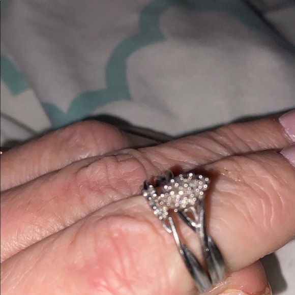 10 karat gold and diamond ring - Picture 3 of 8